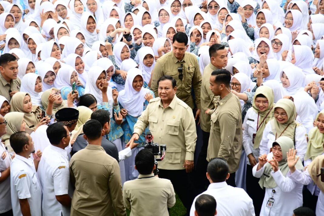 Presiden Indonesia, Prabowo Subianto, meninjau renovasi fasilitas pendidikan di SMA Negeri 1 Cilacap, Jawa Tengah, pada Rabu (29/4)