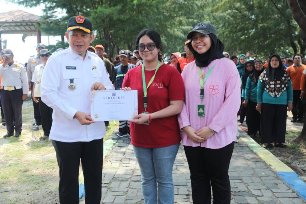 Pemerintah Kabupaten Kepulauan Seribu menggelar aksi bersih Pantai Sunrise di Pulau Pramuka