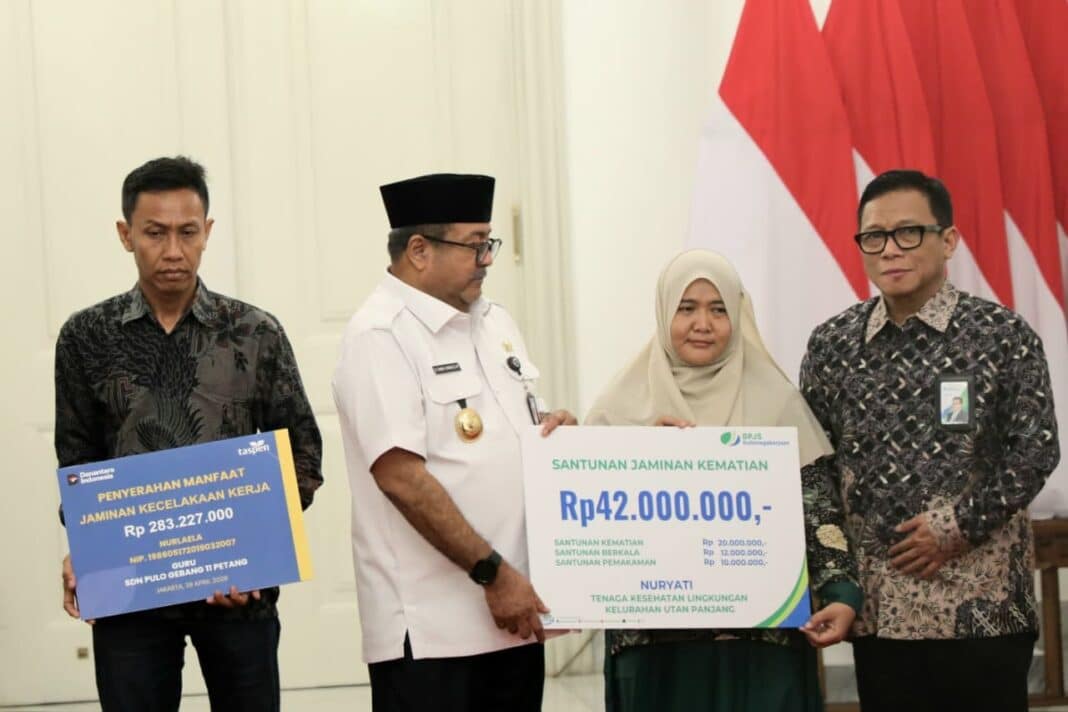 Pemprov DKI Serahkan Santunan bagi Keluarga ASN