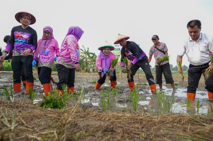 Pemkot Jakarta Timur Gelar Gerakan Tanam Serentak 