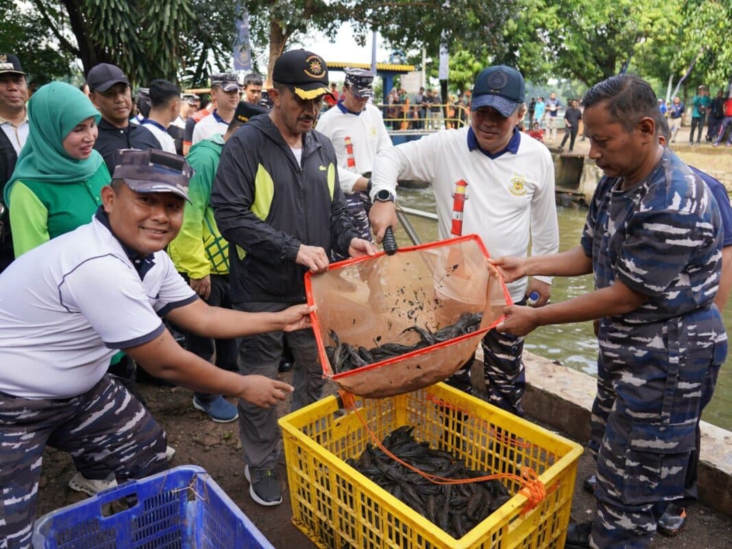Pemkot Jaksel dan Seskoal Basmi 547 Kg Ikan Sapu-sapu di Setu Babakan untuk Jaga Ekosistem