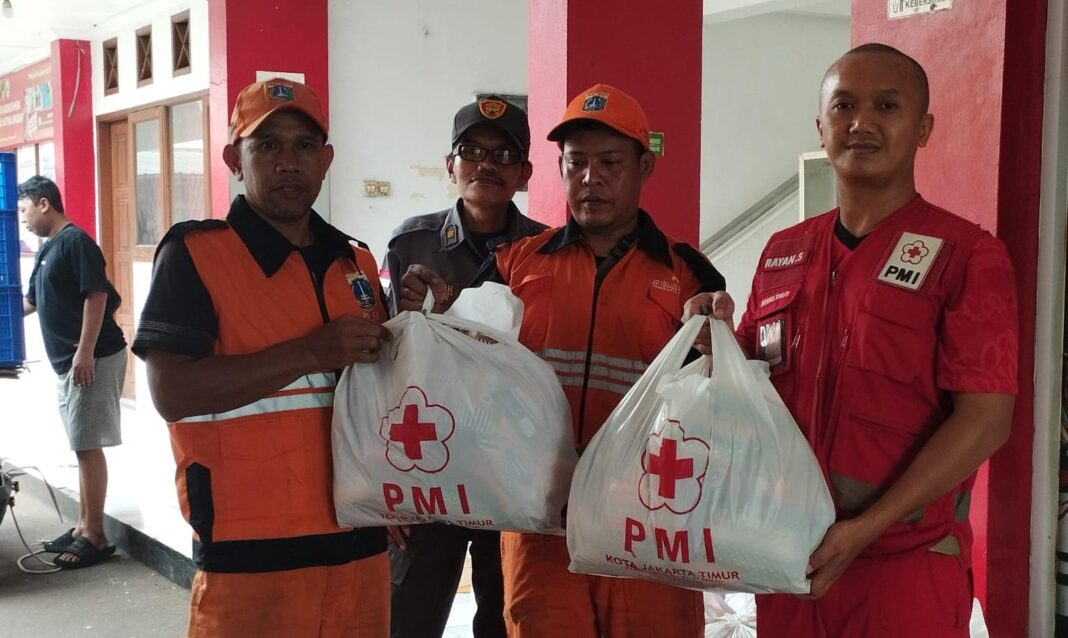 Banjir Ciliwung, PMI Jakarta Timur Salurkan 2.600 Roti dan Air Mineral untuk Warga Terdampak